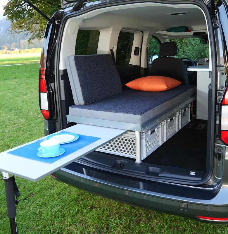 Innenansicht eines VW Caddy mit Campingausbau von FixCamp